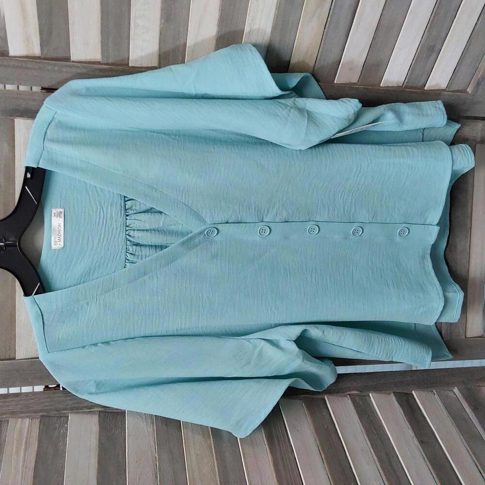 Elegant Loose Fit V-Neck Button-Up Blouse | 89th & Madison | M